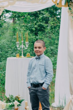 Doğa poz içinde güzel çocuk, güneşli bir fotoğraf oturumu.