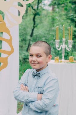 Doğa poz içinde güzel çocuk, güneşli bir fotoğraf oturumu.