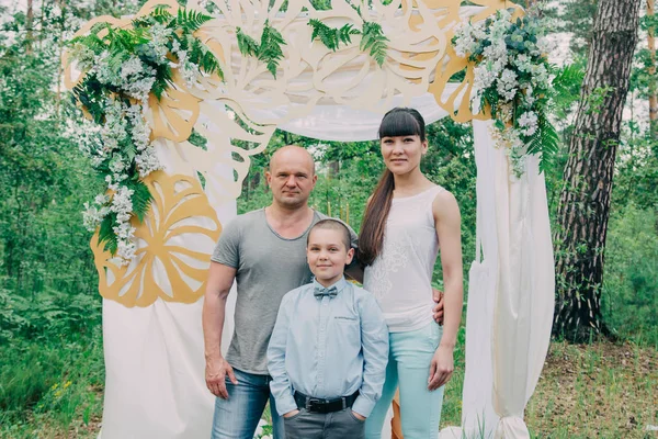 Família amigável de três pessoas na natureza  . — Fotografia de Stock