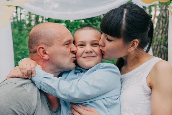 Freundliche Dreiköpfige Familie Der Natur — Stockfoto