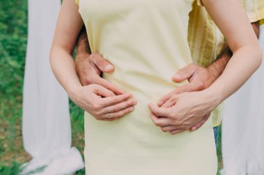 İki sevgili yürüyüş etrafında park, öpücük ve kucaklama, bir aşk hikayesi.