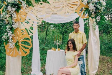 İki sevgili yürüyüş etrafında park, öpücük ve kucaklama, bir aşk hikayesi.