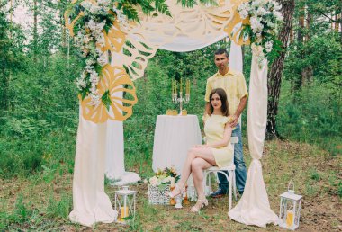 İki sevgili yürüyüş etrafında park, öpücük ve kucaklama, bir aşk hikayesi.