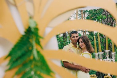 İki sevgili yürüyüş etrafında park, öpücük ve kucaklama, bir aşk hikayesi.