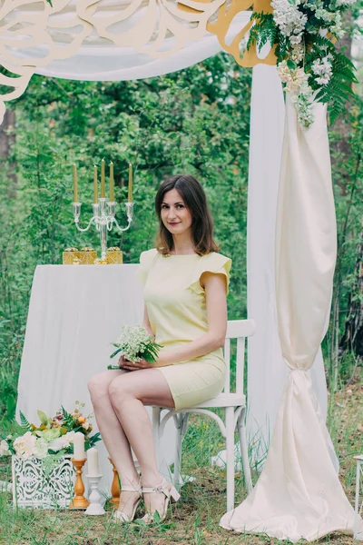 Mulher bonita fotografada na natureza em um dia brilhante . — Fotografia de Stock