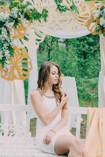 Zeer mooie vrouw in de natuur omgeven door echte bloemen. — Stockfoto