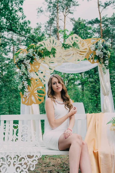 Zeer mooie vrouw in de natuur omgeven door echte bloemen. — Stockfoto