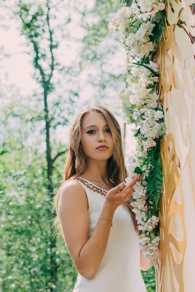 Très belle femme dans la nature entourée de vraies fleurs . — Photo