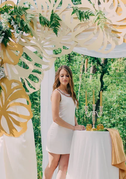 Zeer mooie vrouw in de natuur omgeven door echte bloemen. — Stockfoto