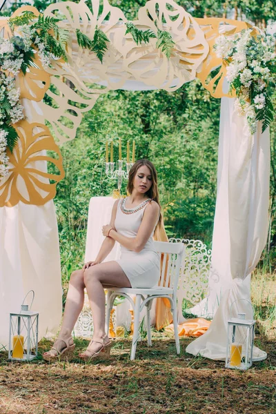 Zeer mooie vrouw in de natuur omgeven door echte bloemen. — Stockfoto