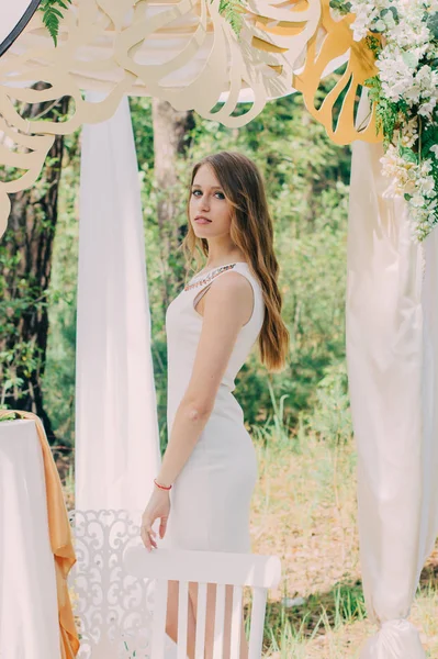 Sehr schöne Frau in der Natur, umgeben von echten Blumen. — Stockfoto