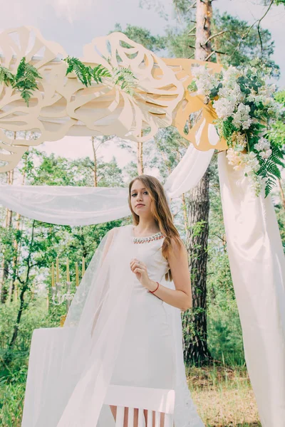 Zeer mooie vrouw in de natuur omgeven door echte bloemen. — Stockfoto