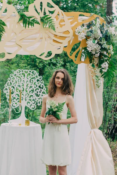 Heel mooi meisje gefotografeerd in de natuur met verse bloemen. — Stockfoto