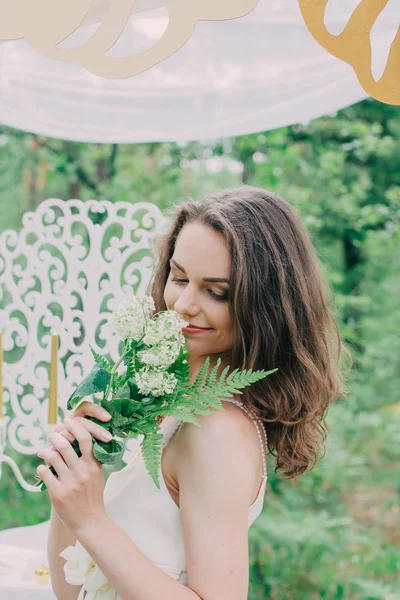 Menina muito bonita fotografada na natureza com flores frescas . — Fotografia de Stock