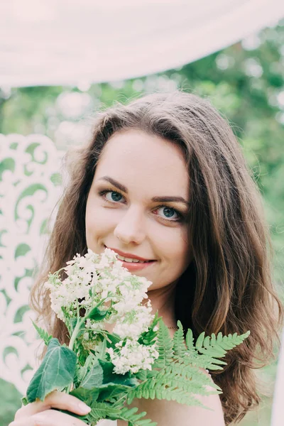 Bardzo piękna dziewczyna sfotografowany w naturze ze świeżych kwiatów. — Zdjęcie stockowe