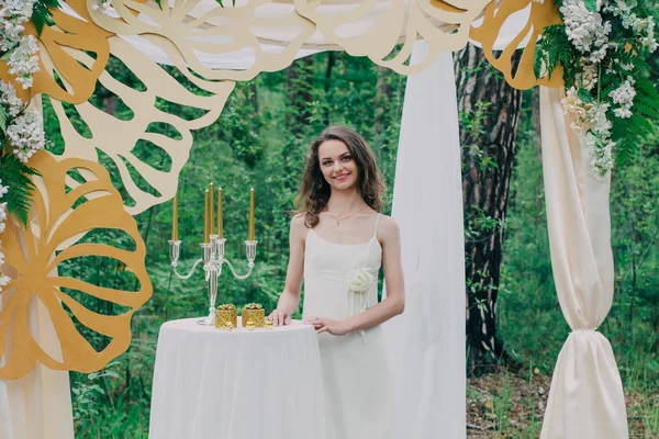 Menina muito bonita fotografada na natureza com flores frescas . — Fotografia de Stock