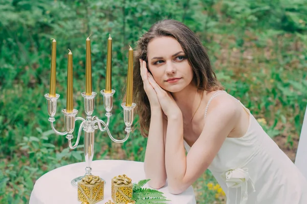 Heel mooi meisje gefotografeerd in de natuur met verse bloemen. — Stockfoto