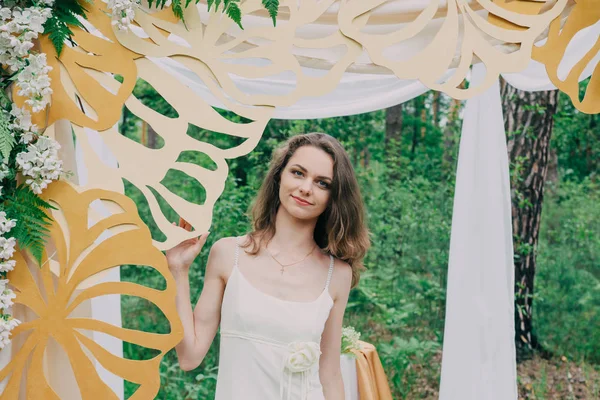 Heel mooi meisje gefotografeerd in de natuur met verse bloemen. — Stockfoto