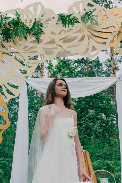 Menina muito bonita fotografada na natureza com flores frescas . — Fotografia de Stock