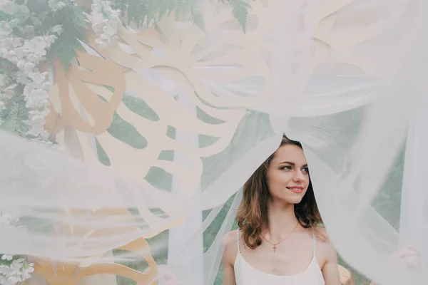 Menina muito bonita fotografada na natureza com flores frescas . — Fotografia de Stock