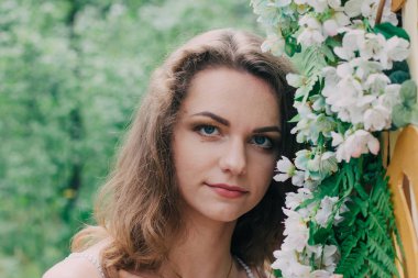 Çok güzel bir kız taze çiçekler ile doğada fotoğrafı.