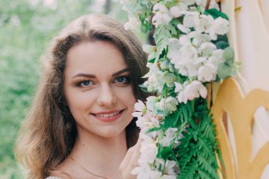 Çok güzel bir kız taze çiçekler ile doğada fotoğrafı.