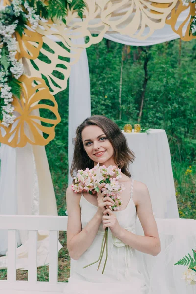Velmi krásná dívka, fotografoval v přírodě s čerstvými květinami. — Stock fotografie