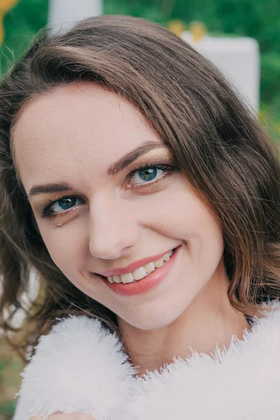 Sehr schönes Mädchen in der Natur mit frischen Blumen fotografiert. — Stockfoto