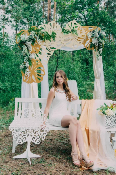 Menina muito bonita fotografada na natureza com flores frescas . — Fotografia de Stock