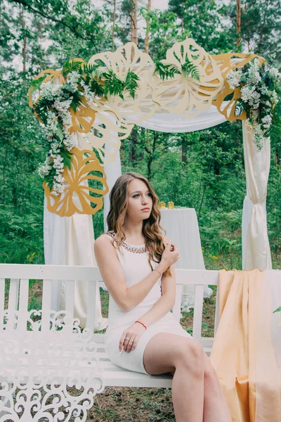 Menina muito bonita fotografada na natureza com flores frescas . — Fotografia de Stock