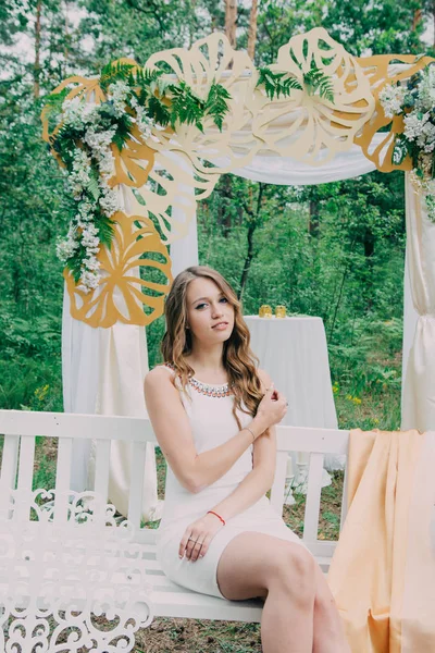 Menina Muito Bonita Fotografada Natureza Com Flores Frescas — Fotografia de Stock