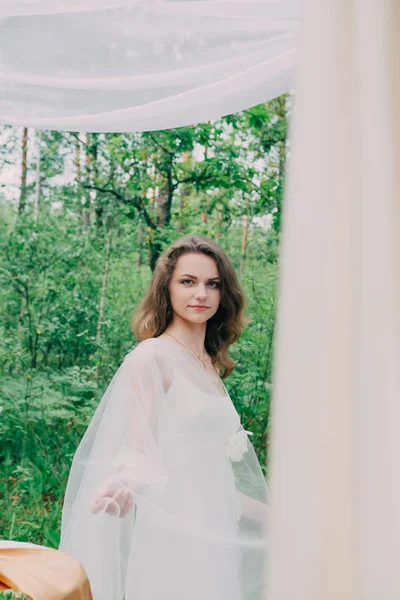 Menina muito bonita fotografada na natureza com flores frescas . — Fotografia de Stock