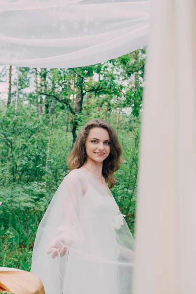 Heel mooi meisje gefotografeerd in de natuur met verse bloemen. — Stockfoto