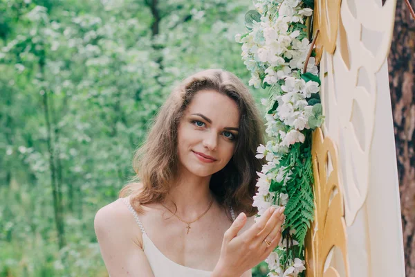 Menina muito bonita fotografada na natureza com flores frescas . — Fotografia de Stock