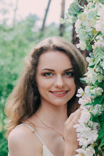 신선한 꽃과 자연에서 촬영 하는 매우 아름 다운 소녀. — 스톡 사진