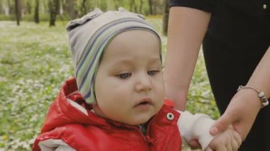 Anne ile çocuk güzel güneşli bir günde yürür.