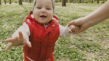 Anne ile çocuk güzel güneşli bir günde yürür.