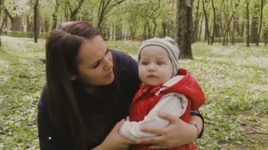 Anne ile çocuk güzel güneşli bir günde yürür.