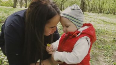 Anne ile çocuk güzel güneşli bir günde yürür.