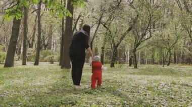 Anne ile çocuk güzel güneşli bir günde yürür.