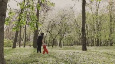 Anne ile çocuk güzel güneşli bir günde yürür.