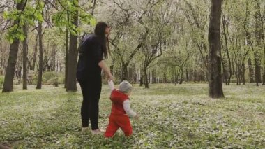 Anne ile çocuk güzel güneşli bir günde yürür.