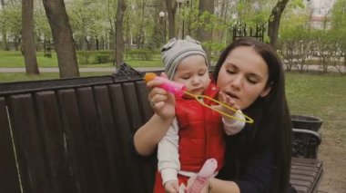 Anne ile çocuk güzel güneşli bir günde yürür.
