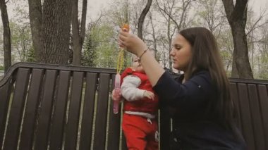 Anne ile çocuk güzel güneşli bir günde yürür.