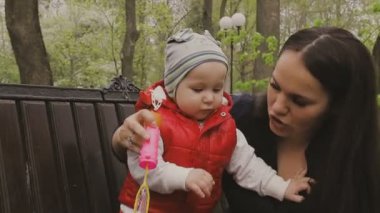 Anne ile çocuk güzel güneşli bir günde yürür.