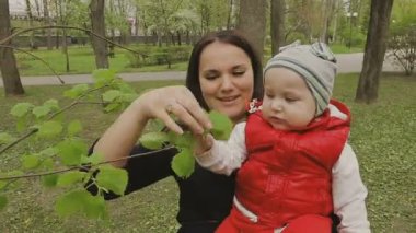 Anne ile çocuk güzel güneşli bir günde yürür.