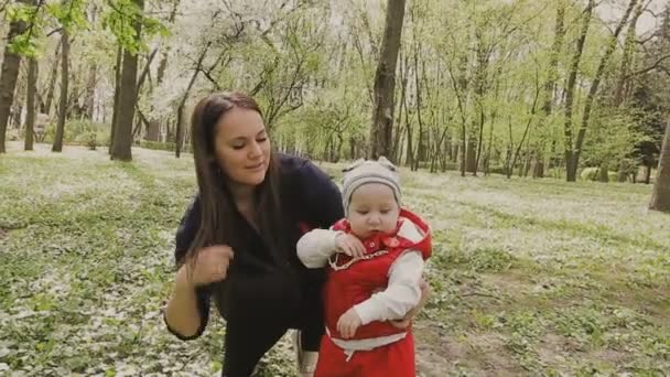 Μαμά βόλτες με το παιδί σε μια όμορφη ηλιόλουστη μέρα — Αρχείο Βίντεο