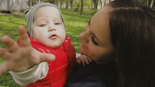 Mom walks with the child on a beautiful sunny day — Stock Video