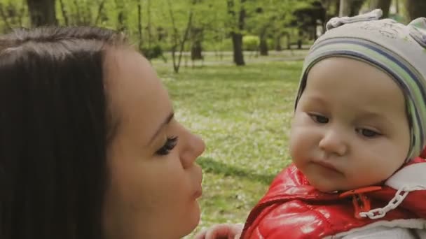 Mamma cammina con il bambino in una bella giornata di sole — Video Stock