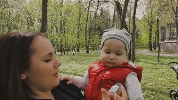 Μαμά βόλτες με το παιδί σε μια όμορφη ηλιόλουστη μέρα — Αρχείο Βίντεο